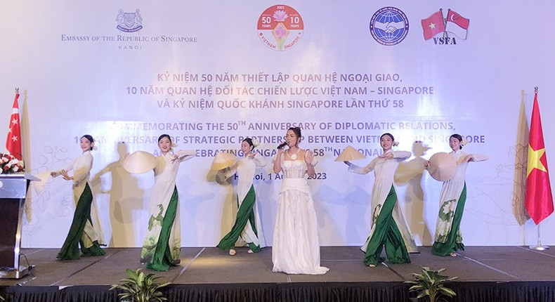 Un spectacle artististique lors de la cérémonie de célébration du 50e anniversaire de l’établissement des relations diplomatiques en 2023 et du 10e anniversaire de l’établissement du partenariat stratégique Vietnam - Singapour. Photo : NDEL. Un spectacle artististique lors de la cérémonie de célébration du 50e anniversaire de l’établissement des relations diplomatiques en 2023 et du 10e anniversaire de l’établissement du partenariat stratégique Vietnam - Singapour. Photo : NDEL.