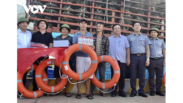 Le ministre de l'Agriculture et du Développement rural, Lê Minh Hoan, offre des cadeaux aux pêcheurs de la province de Quang Binh. Photo : VOV. Le ministre de l'Agriculture et du Développement rural, Lê Minh Hoan, offre des cadeaux aux pêcheurs de la province de Quang Binh. Photo : VOV.