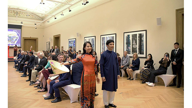 Les « áo dài » (tunique traditionnelle vietnamiennes) pour les hommes et les femmes lors l'événement. Photo : baoquocte.vn