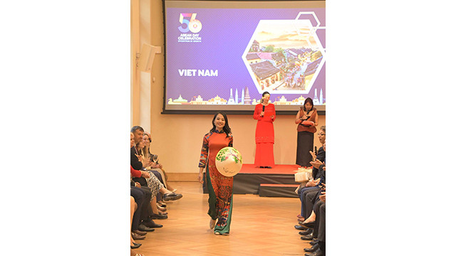 Un spectacle d'áo dài (tunique traditionnelle) lors de l'événement. Photo : baoquocte.vn