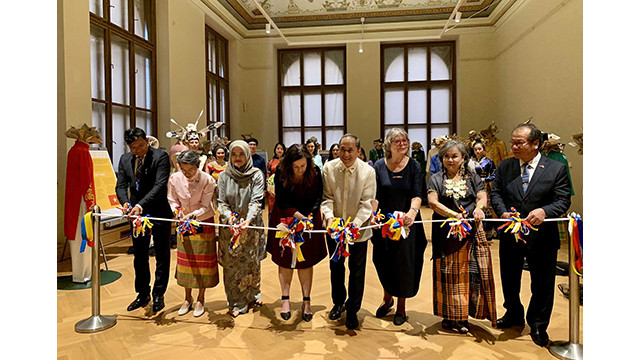 Les ambassadeurs coupent le ruban pour inaugurer l'exposition. Photo : baoquocte.vn