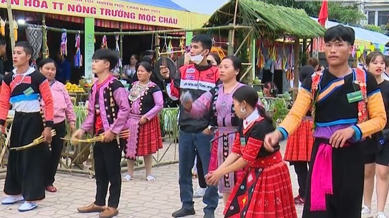 L'application de voyage intelligente "Môc Châu Tour" contribue à promouvoir les produits touristiques du district de Môc Châu. Photo : NDEL.