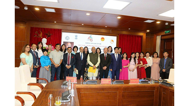 Le président du Conseil indien pour les relations culturelles, Vinay Sahasrabuddhe (au centre) et les délégués au symposium « Vietnam - Inde : se connecter par la culture ». Photo : baoquocte.vn Le président du Conseil indien pour les relations culturelles, Vinay Sahasrabuddhe (au centre) et les délégués au symposium « Vietnam - Inde : se connecter par la culture ». Photo : baoquocte.vn