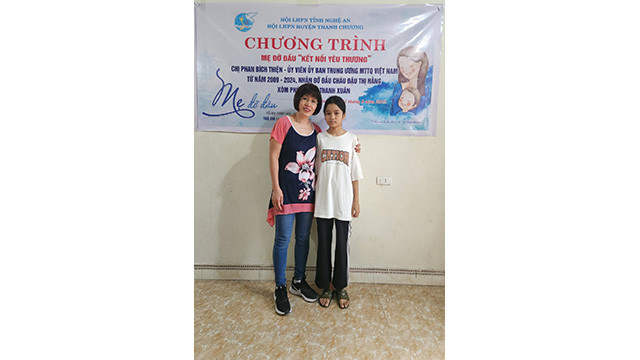 La docteure Phan Bich Thiên, vice-présidente de l'Association des Vietnamiens en Hongrie et une fille parrainée d'origine de la province de Nghê An. Photo : thoidai.com.vn La docteure Phan Bich Thiên, vice-présidente de l'Association des Vietnamiens en Hongrie et une fille parrainée d'origine de la province de Nghê An. Photo : thoidai.com.vn