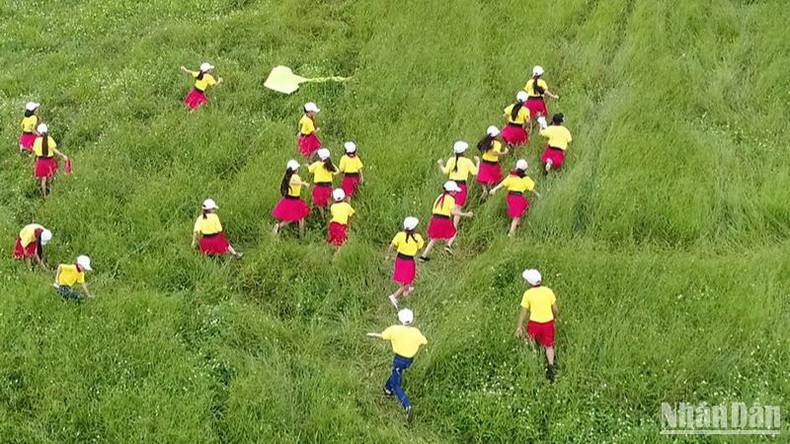 Le lancement de l’application « Môc Châu Tour » contribue à la transition numérique du district de Môc Châu. Photo : NDEL.