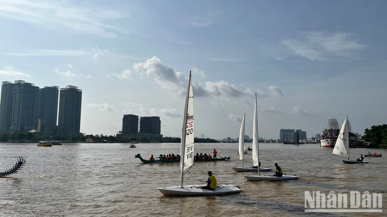 Des spectacles passionnants des bateaux à voile sur la rivière de Sai Gon. Photo : NDEL.