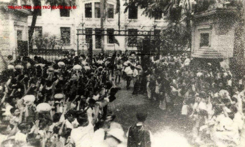 Célébration de la prise du Palais du Tonkin par le Viêt Minh, le 19 août 1945. Photo : Centre des Archives nationales III. Célébration de la prise du Palais du Tonkin par le Viêt Minh, le 19 août 1945. Photo : Centre des Archives nationales III.