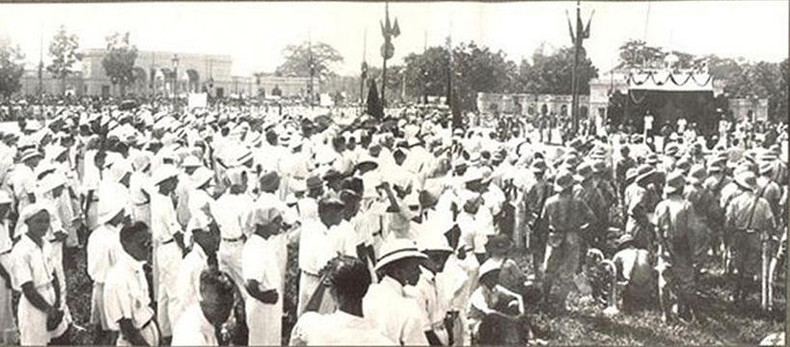 Rassemblement sur la place Ba Dinh le matin du 2 septembre 1945. Photo : VNA. Rassemblement sur la place Ba Dinh le matin du 2 septembre 1945. Photo : VNA.