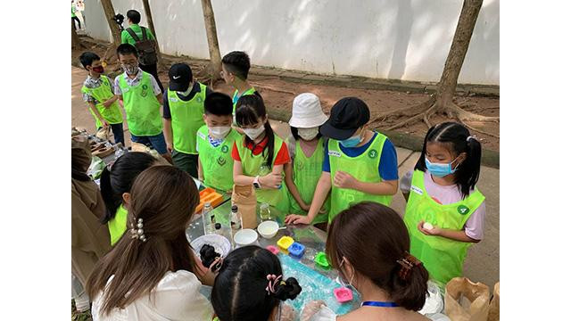 Ce programme permet aux enfants de faire eux-mêmes des jouets fokloriques. Photo : Linh Vi/NDEL.