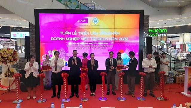 Cérémonie d'ouverture de "Semaine d'exposition des produits d'entreprise vietnamiens à AEON". Photo: NDEL