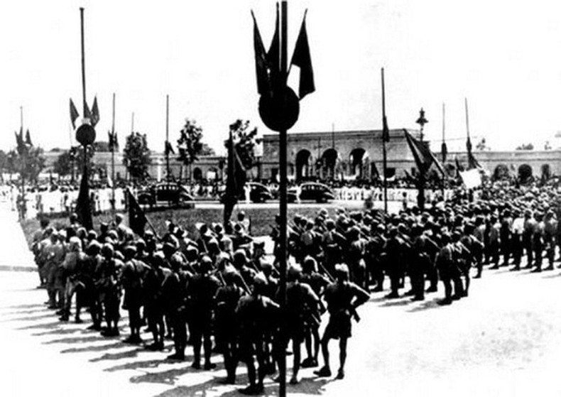 Place Ba Dinh le 2 septembre 1945. Photo : VNA. Place Ba Dinh le 2 septembre 1945. Photo : VNA.