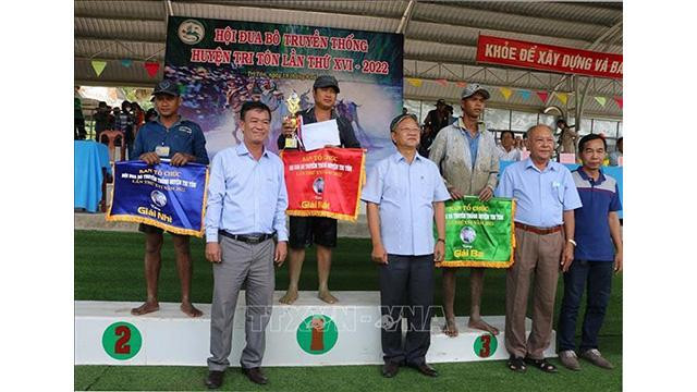Le premier prix est distribué à une paire de bœufs appartenant à Nguyên Thanh Toan de la commune de Luong Phi. Photo : VNA. Le premier prix est distribué à une paire de bœufs appartenant à Nguyên Thanh Toan de la commune de Luong Phi. Photo : VNA.