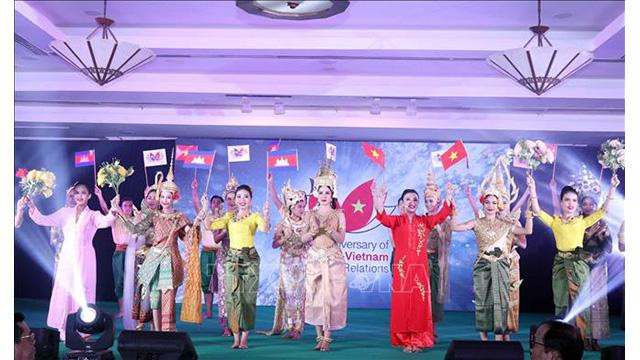 Spectacle de danse faisant l'éloge de la solidarité Vietnam - Cambodge. Photo : Journal Thoidai