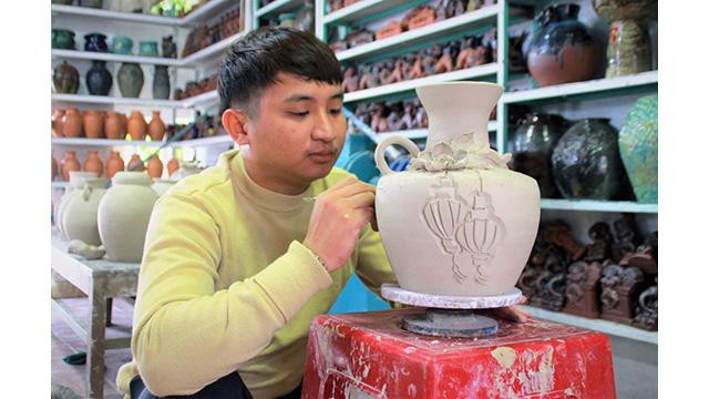 Création des motifs sur des produits en céramique. Photo : kinhtedothi.vn