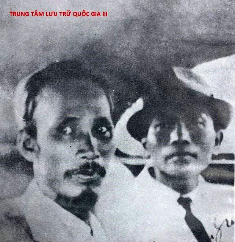 Le Président Hô Chi Minh et le camarade Vo Nguyên Giap dans une voiture le jour de l'Indépendance, le 2 septembre 1945. Photo : Vo An Ninh (Propriété d'Allision Thomas - Collectée par le Centre des archives nationales III). Le Président Hô Chi Minh et le camarade Vo Nguyên Giap dans une voiture le jour de l'Indépendance, le 2 septembre 1945. Photo : Vo An Ninh (Propriété d'Allision Thomas - Collectée par le Centre des archives nationales III).