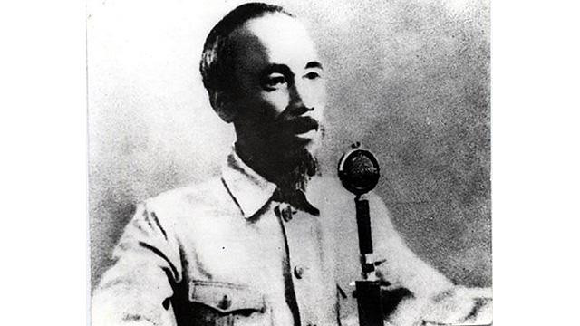 Le Président de la République démocratique du Vietnam, Hô Chi Minh, lit la déclaration d’indépendance sur la place Ba Dinh, à Hanoï, le 2 septembre 1945. Photo : Musée Hô Chi Minh. Le Président de la République démocratique du Vietnam, Hô Chi Minh, lit la déclaration d’indépendance sur la place Ba Dinh, à Hanoï, le 2 septembre 1945. Photo : Musée Hô Chi Minh.