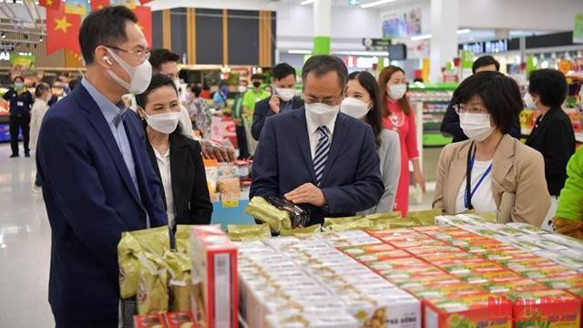 L’ambassadeur du Vietnam en Thaïlande, Phan Chi Thanh au stand des produits. Photo: NDEL