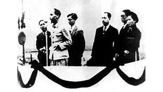 Le Président Hô Chi Minh sur le podium. Photo : Musée Hô Chi Minh. Le Président Hô Chi Minh sur le podium. Photo : Musée Hô Chi Minh.