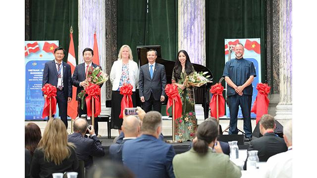 Les délégués ont coupé le ruban pour ouvrir le bureau de représentation de FPT Software et VidoGroup au Danemark. Photo: baoquocte.vn