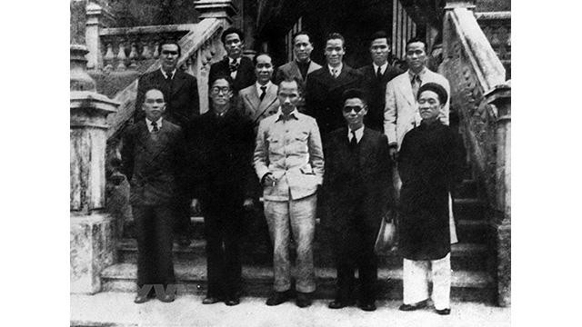 Le Président Hô Chi Minh et les membres du gouvernement provisoire de la République démocratique du Vietnam. Photo : VNA. Le Président Hô Chi Minh et les membres du gouvernement provisoire de la République démocratique du Vietnam. Photo : VNA.