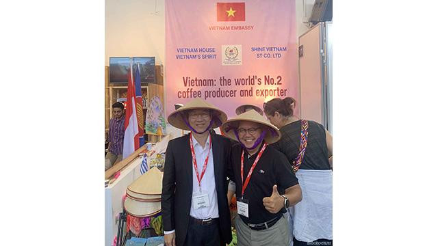 L'ambassadeur du Vietnam en Grèce (à gauche) et l'ambassadeur d'Indonésie en Grèce (à droite). Photo : baoquocte.vn