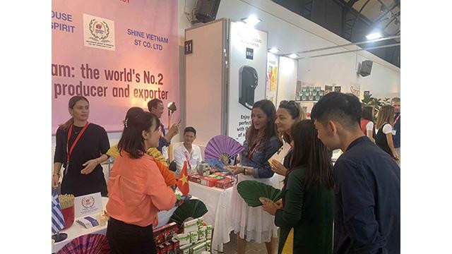 Le stand du Vietnam est toujours apprécié par de nombreux visiteurs. Photo: baoquocte.vn