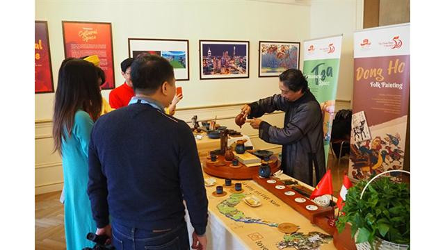 Les visiteurs à l'espace culturel du Vietnam. Photo: baovanhoa.vn Les visiteurs à l'espace culturel du Vietnam. Photo: baovanhoa.vn