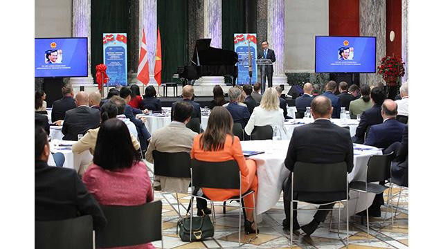 L'ambassadeur Luong Thanh Nghi s'exprime lors du Forum d’entreprises Vietnam - Danemark. Photo : baoquocte.vn