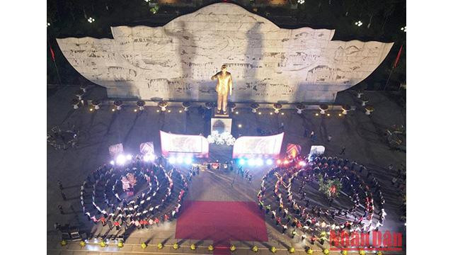 Un spectacle de solidarité de plus de 1 000 acteurs et artisans à la fin de la cérémonie. Photo : NDEL. Un spectacle de solidarité de plus de 1 000 acteurs et artisans à la fin de la cérémonie. Photo : NDEL.
