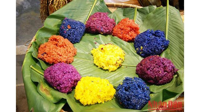Le "xôi ngu sac" (riz gluant à cinq couleur) de Bac Hà. Photo : NDEL. Le "xôi ngu sac" (riz gluant à cinq couleur) de Bac Hà. Photo : NDEL.