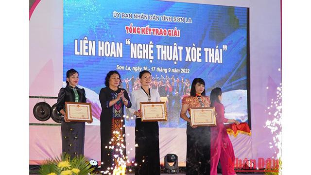 La remise de certificats des mérite à 3 équipes lauréates. Photo: NDEL La remise de certificats des mérite à 3 équipes lauréates. Photo: NDEL