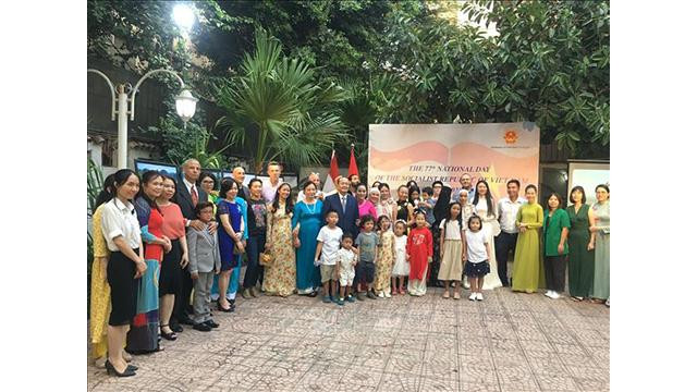 L'ambassadeur Nguyên Huy Dung et les représentants des Viêt kiêu en Égypte. Photo : VNA. L'ambassadeur Nguyên Huy Dung et les représentants des Viêt kiêu en Égypte. Photo : VNA.