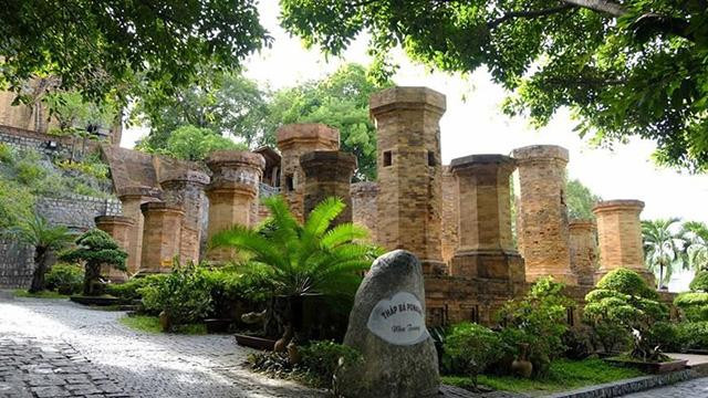 Ce monument s’appelle le Mandapa. Il est composé de quatre rangées de piliers en briques, dont dix grands piliers à l’intérieur et 12 autres plus petits et octogonaux à l’extérieur. Photo : VNA. Ce monument s’appelle le Mandapa. Il est composé de quatre rangées de piliers en briques, dont dix grands piliers à l’intérieur et 12 autres plus petits et octogonaux à l’extérieur. Photo : VNA.
