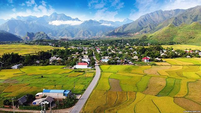 Le champ de Muong Than est comme un bassin entouré de montagnes. Photo : TTTTXTDL Lai Châu.