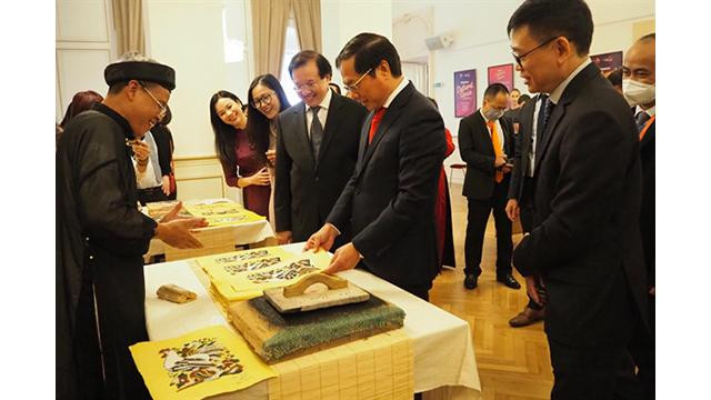 Les visiteurs à l'espace culturel du Vietnam. Photo: baovanhoa.vn Les visiteurs à l'espace culturel du Vietnam. Photo: baovanhoa.vn