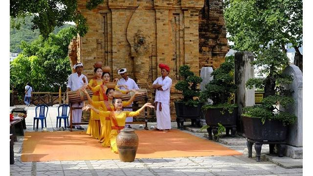 Les danseurs et les musiciens sont issus de l’ethnie Cham du village de My Nghiêp, de la province voisine de Ninh Thuân (au Centre du Vietnam). Photo : VNA. Les danseurs et les musiciens sont issus de l’ethnie Cham du village de My Nghiêp, de la province voisine de Ninh Thuân (au Centre du Vietnam). Photo : VNA.