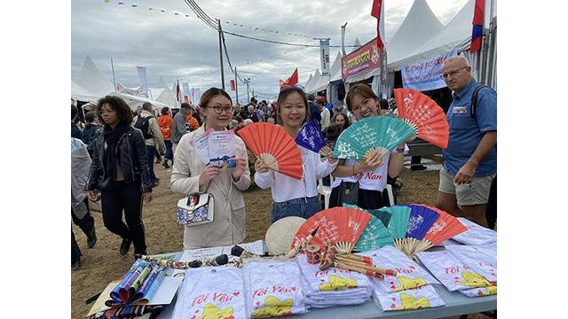 Des produits tels que des chapeaux coniques, des sacs en brocart, des bagues à cinq couleurs, des éventails en tissu ... avec des marques vietnamiennes sont très intéressés par des amis internationaux. Photo : baoquocte.vn Des produits tels que des chapeaux coniques, des sacs en brocart, des bagues à cinq couleurs, des éventails en tissu ... avec des marques vietnamiennes sont très intéressés par des amis internationaux. Photo : baoquocte.vn