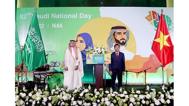 L'ambassadeur, l'Arabie saoudite au Vietnam, Mohammed Ismaeil A.Dahlwy (à gauche) et le vice-ministre permanent des Affaires étrangères, Nguyên Minh Vu (à droite). Photo: Baoquocte.vn L'ambassadeur, l'Arabie saoudite au Vietnam, Mohammed Ismaeil A.Dahlwy (à gauche) et le vice-ministre permanent des Affaires étrangères, Nguyên Minh Vu (à droite). Photo: Baoquocte.vn