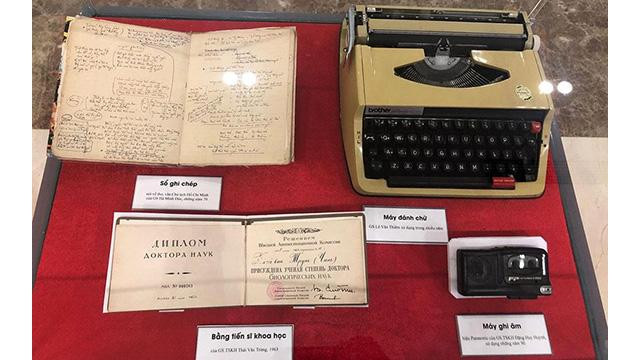 Des objets et documents des scientifiques sont exposés lors de la cérémonie. Photo : NDE.L Des objets et documents des scientifiques sont exposés lors de la cérémonie. Photo : NDE.L