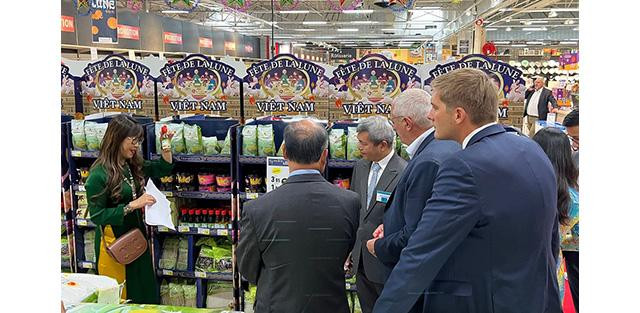 Présentation des produits vietnamiens au supermarché Leclerc. Photo : VOV. Présentation des produits vietnamiens au supermarché Leclerc. Photo : VOV.