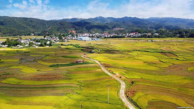 Une vue du bourg de Than Uyên... Photo : TTTTXTDL Lai Châu.