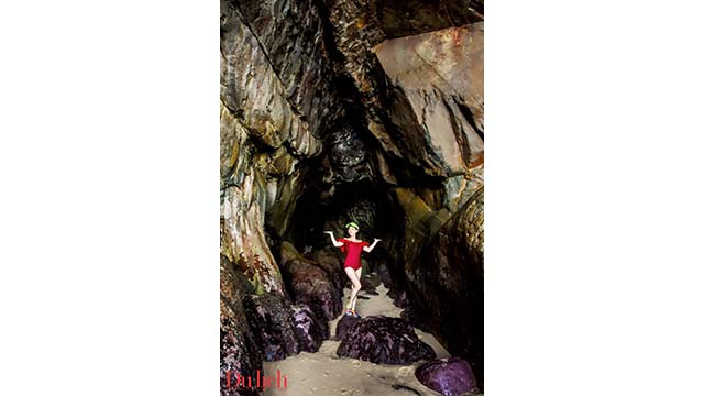 Les visiteurs peuvent aussi s’amuser en nageant tout en admirant les nids d’oiseaux et les chauves-souris volant au plafond de la grotte. La particularité de Tam Thiên Dông est qu’elle n’est exposée que pendant trois mois d’été chaque année. Photo : tcdulichtphcm.vn