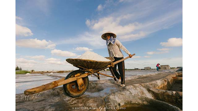 La fabrication du sel comporte une étape supplémentaire de séchage du sable et de filtration du sable pour augmenter la concentration de salinité. Photo : www.sgtiepthi.vn La fabrication du sel comporte une étape supplémentaire de séchage du sable et de filtration du sable pour augmenter la concentration de salinité. Photo : www.sgtiepthi.vn