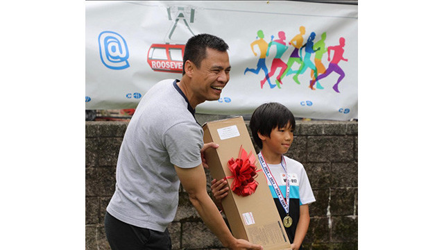 L'ambassadeur Dang Hoang Giang, chef de la Mission permanente du Vietnam auprès des Nations Unies, a remis des cadeaux aux athlètes participant à la course d’amitié « ASEAN Fun Run ». Photo : thoidai.com.vn