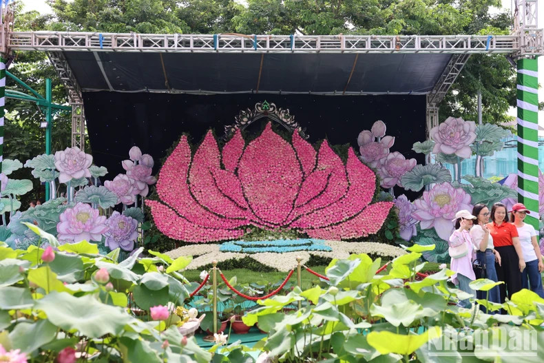 Des œuvres artistiques sont exposées au Festival du Lotus de Hanoï 2024. Photo : nhandan.vn Des œuvres artistiques sont exposées au Festival du Lotus de Hanoï 2024. Photo : nhandan.vn