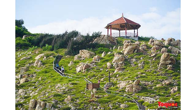 En visitant l'île de Yên, les visiteurs peuvent conquérir le sommet Du Ha, d’une altitude de 90 m, où ils profitent d’une vue panoramique sur la mer et l'île. Photo : toquoc.vn En visitant l'île de Yên, les visiteurs peuvent conquérir le sommet Du Ha, d’une altitude de 90 m, où ils profitent d’une vue panoramique sur la mer et l'île. Photo : toquoc.vn