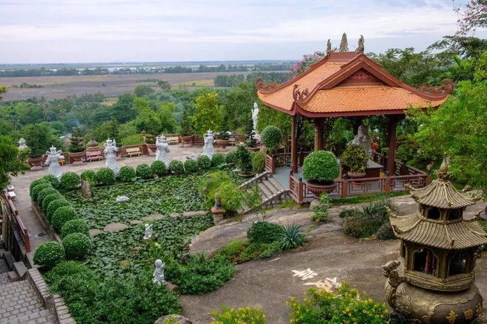 Pagode Hang (Phuoc Diên Tu), située sur le flanc de la montagne Sam dans la province d’An Giang. Photo: anninhthudo.vn Pagode Hang (Phuoc Diên Tu), située sur le flanc de la montagne Sam dans la province d’An Giang. Photo: anninhthudo.vn