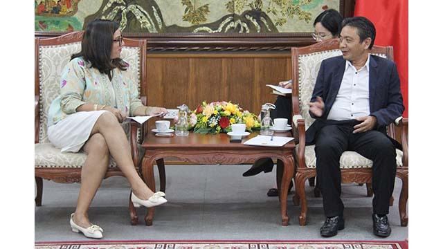 Le vice-ministre de la Culture, des Sports et du Tourisme Hoàng Dao Cuong a reçu Mme Sapna Chadha, vice-présidente du groupe Google en charge de la région Asie-Pacifique. Photo : toquoc.vn Le vice-ministre de la Culture, des Sports et du Tourisme Hoàng Dao Cuong a reçu Mme Sapna Chadha, vice-présidente du groupe Google en charge de la région Asie-Pacifique. Photo : toquoc.vn