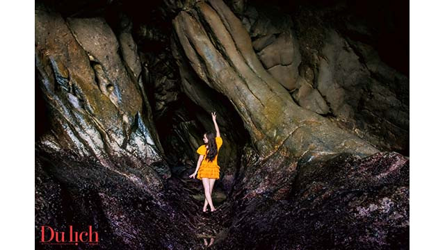 L’intérieur de la grotte est une plage de sable qui apparait à marée basse. Lorsque la marée monte, elle crée un lac bleu clair, parsemé de stalactites violettes et rouges. Photo : tcdulichtphcm.vn