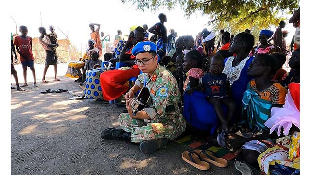Le jeune médecin Nguyên Ngoc Quang Hung interprète la chanson intitulée « Em trong mat tôi » (Toi dans mes yeux) pour les femmes africaines à l'occasion de la Journée internationale de la femme (le 8 mars). Photo: Nguyên Ngoc Quang Hung